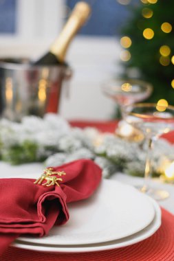 Noel sofrası, altın yüzüklü kırmızı havlu. Aile yemeği ya da yeni yıl partisi..