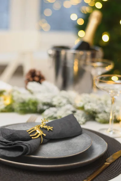 Karácsonyi ünnepi asztal beállítása, arany díszítés és pezsgő. Családi ünnepi vacsora vagy szilveszteri parti. — Stock Fotó