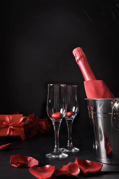 浪漫的约会与闪耀的酒，礼物，一束红玫瑰在黑色。情人节的庆祝活动. — 图库照片