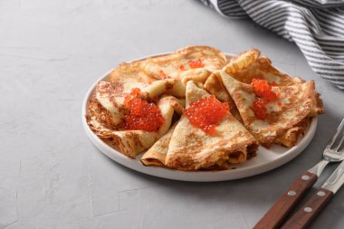 Rus ince krepleri veya kırmızı havyarlı blini..