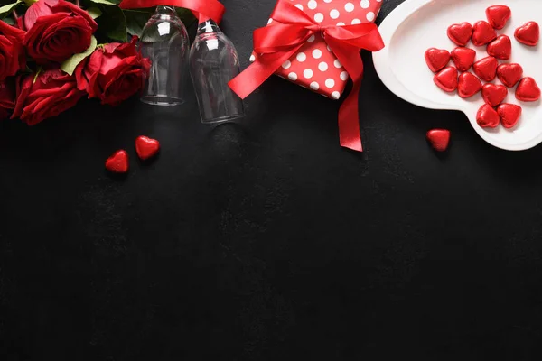 情人节送巧克力糖果、红玫瑰和红葡萄酒，并配以黑色礼物. — 图库照片