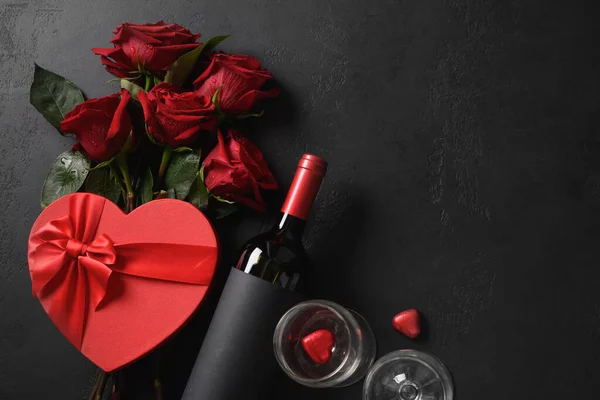 一束红玫瑰和礼物。情人节贺卡. — 图库照片