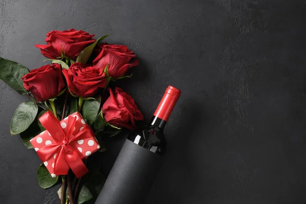 Valentine Day Gift Red Wine Bouquet Roses Black Background Greeting — 图库照片