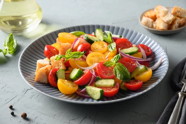 Panzanella toscana con pomodori e pane. Cucina italiana. — Foto Stock