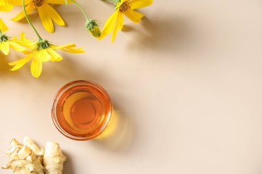 Kâse, çiçek ve kök içinde Kudüs enginar şurubu..