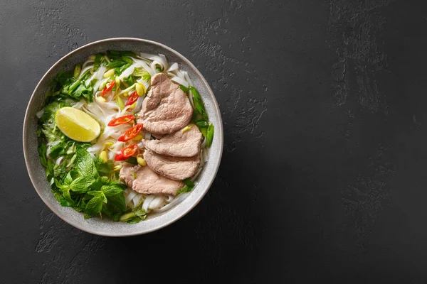 Sopa de Pho Bo con carne de res en tazón. Cocina vietnamita. —  Fotos de Stock