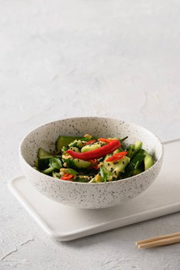 Asya baharatlı soğuk meze taze kişniş, zencefil, biber, kara sirke ve salatalık ezmesi..