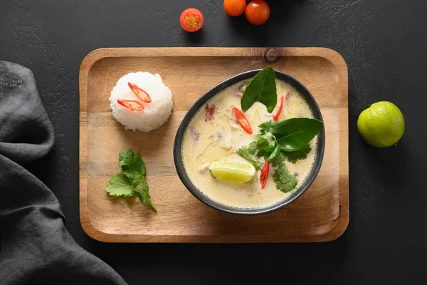 Asiatische Tom Kha Gai Suppe. Würzige Kokosnuss mit Huhn, Kirschtomaten. — Stockfoto