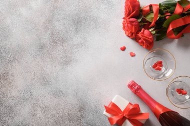Sevgililer günü kartı, şampanya, romantik hediye ve kırmızı güller.