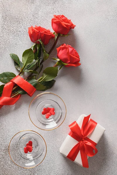 발렌틴 데이 카드붉은 장미, 반짝 이는 와인, 로맨틱 사랑 선물 . — 스톡 사진