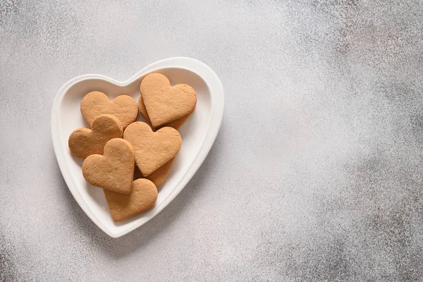 Valentines day card with homemade heart shaped cookies. Top view. — Foto Stock