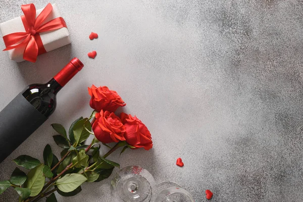 情人节贺卡，上面有红玫瑰、红酒和红心礼物. — 图库照片