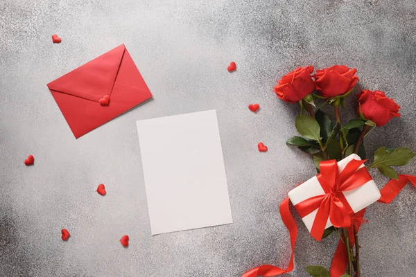 Valentines day card with romantic gift, red roses. — Stock Photo, Image