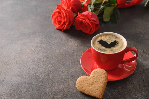 Valentines day heart shaped cookie, black coffee and red roses. — Stock Photo, Image