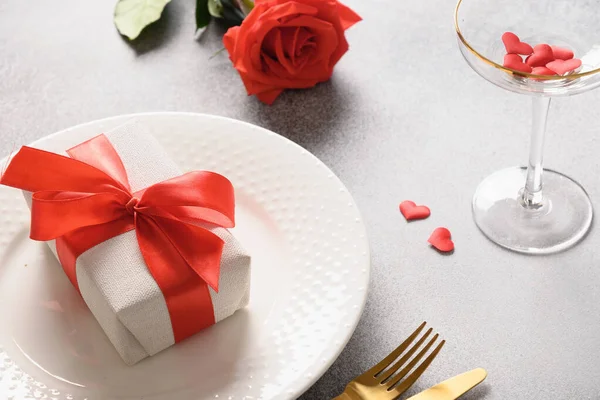 발렌틴 데이붉은 장미와 낭만적 인 선물 과 함께 즐거운 저녁 식사 — 스톡 사진