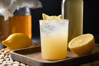 Kombu çayı. Şişe ve limonlu bardak..