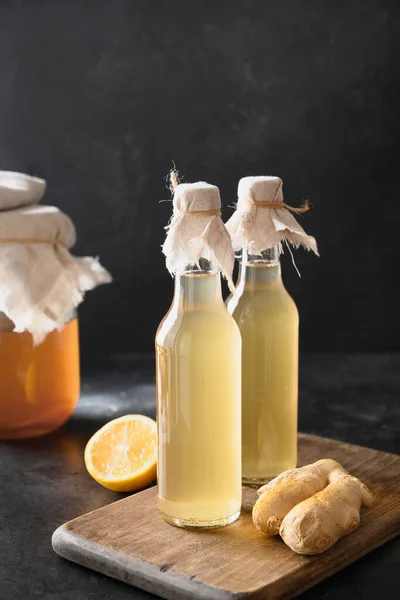 Házi készítésű Kombucha egészséges ízletes ital üveg és üveg citromos körettel menta. — Stock Fotó