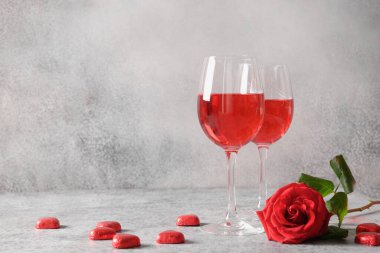 Romantik randevular için kırmızı şarap bardağı mı yoksa kırmızı güllü sevgililer günü yemeği mi?.