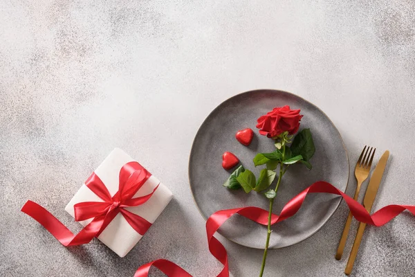 День святого Валентина праздничный ужин с красной розой и романтический подарок — стоковое фото