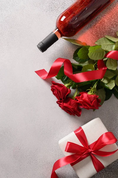 情人节有红酒 礼物和灰色背景的红玫瑰 纵向贺卡 复制空间 — 图库照片