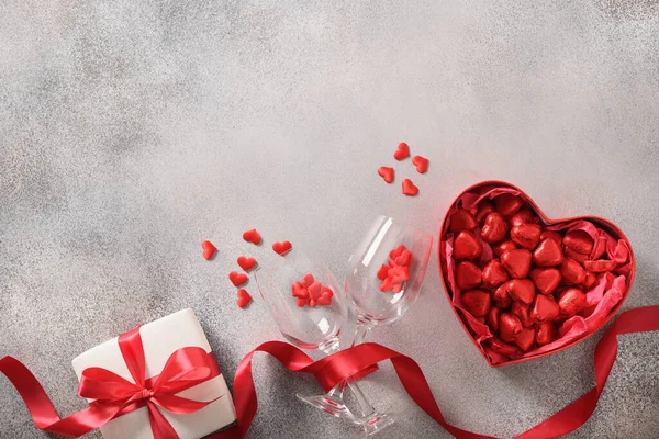情人节浪漫卡片上有红酒 礼物和灰色背景的红玫瑰 从上面看复制空间 — 图库照片