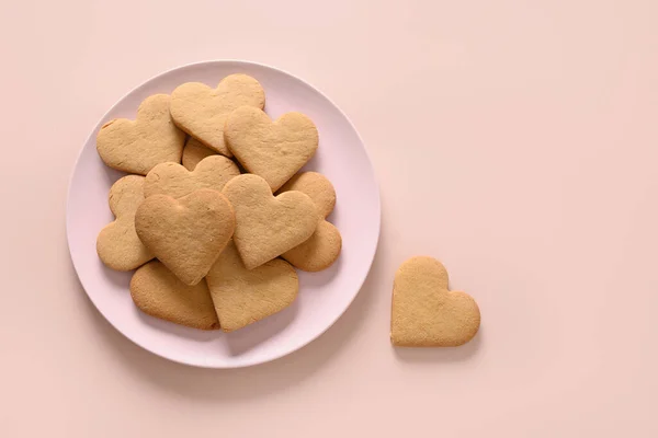 San Valentino biscotti a forma di cuore su sfondo rosa. — Foto Stock