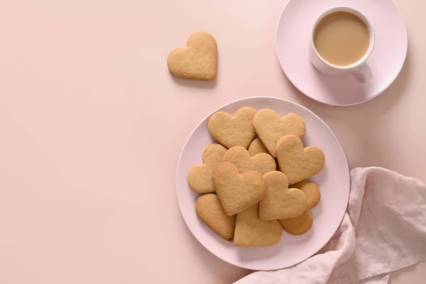 Caffè di San Valentino con latte e biscotti a forma di cuore su piatto rosa. — Foto Stock