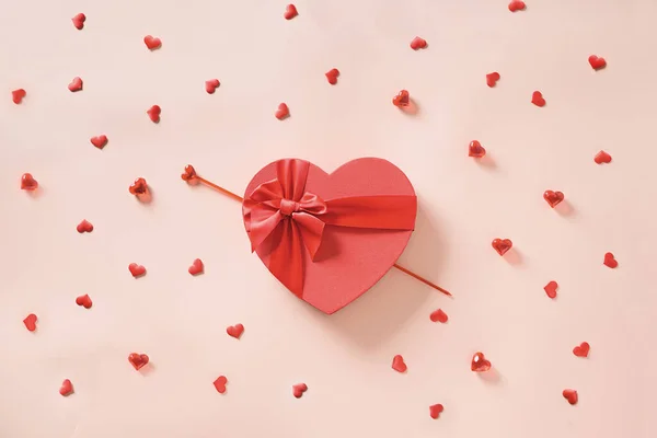 Valentijnsdag concept met hartvormig geschenk en vele kleine hartjes rond. — Stockfoto