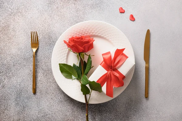 День Святого Валентина Романтична Вечеря Червоним Подарунком Червоною Трояндою Сірому — стокове фото