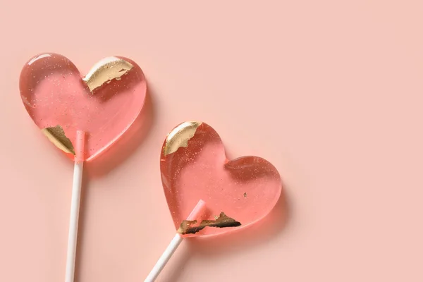 Lollipops caramelo rosa en palo. Tarjeta de felicitación romántica del día de San Valentín. — Foto de Stock