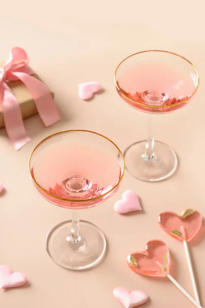 Ημέρα του Αγίου Βαλεντίνου ρομαντικό δώρο, σαμπάνια και δύο ροζ γλειφιτζούρια. Ευχετήρια κάρτα. — Φωτογραφία Αρχείου