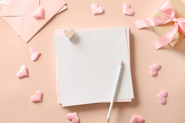 Dia dos Namorados mock up para a letra com vazio em branco e corações cor-de-rosa, presente. Cartão de saudação — Fotografia de Stock