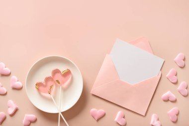 Sevgililer günü boş aşk mektubu, iki lolipop ve pembe kalpler..