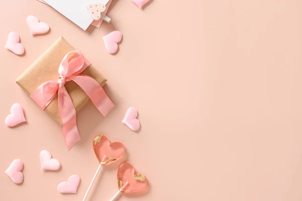 Walentynki Kartka Pozdrowieniami Prezentem List Miłosny Dwa Lizaki Słodycze Różowe — Zdjęcie stockowe