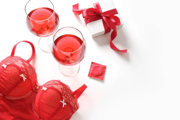 낭만적 인 데이트와 발렌틴의 날, 사랑의 선물, 붉은 드레스, 와인 과 콘돔. — 스톡 사진