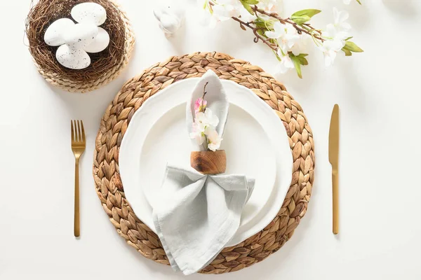 Frühling Ostern Festliche Tischdekoration Mit Bio Braunem Weißem Hasen Und — Stockfoto