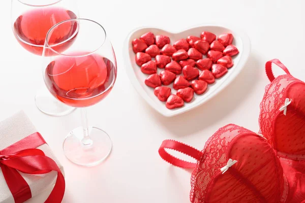Set para citas románticas, día de San Valentín, regalo de amor rojo, ropa interior de bustier, dulces de vino y chocolate —  Fotos de Stock