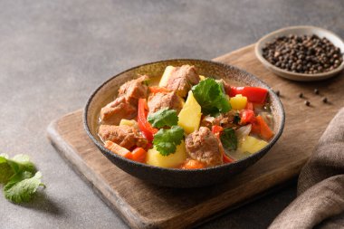 Sebzeli sığır güveci, patates, biber, havuç..