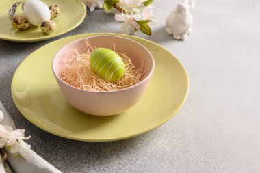 Bahar masası ve bahar süslemeleri. Paskalya kahvaltısı.