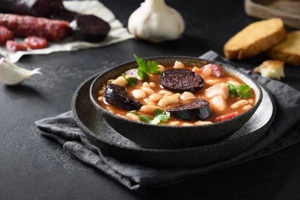 Fabada Con Chorizo Morcilla Salsiccia Fagiolo Bianco Sfondo Nero Cena Foto Stock