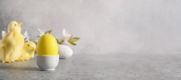 Osterkomposition mit gelben Eiern und Küken. lizenzfreie Stockfotos
