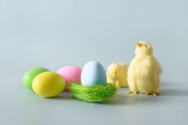 Mavi üzerine bahar kompozisyonu içinde Paskalya pembe yumurtası ve çikolatalı tavşan..