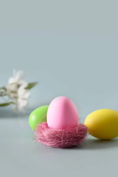 Húsvét színes csirke tojás dekoratív fehér állványok. — Stock Fotó