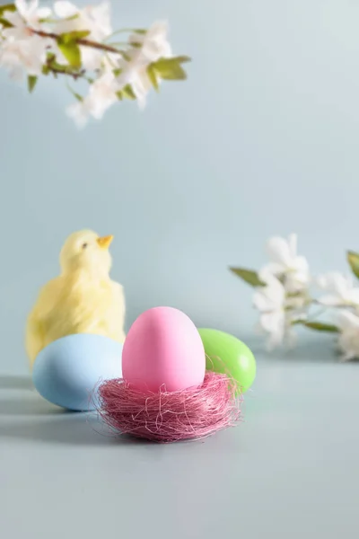 Composición Primavera Pascua Con Pollita Amarilla Huevos Pastel Pintados Fondo — Foto de Stock