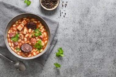 İspanyol asturiana fabada gri masada. Üst görünüm.