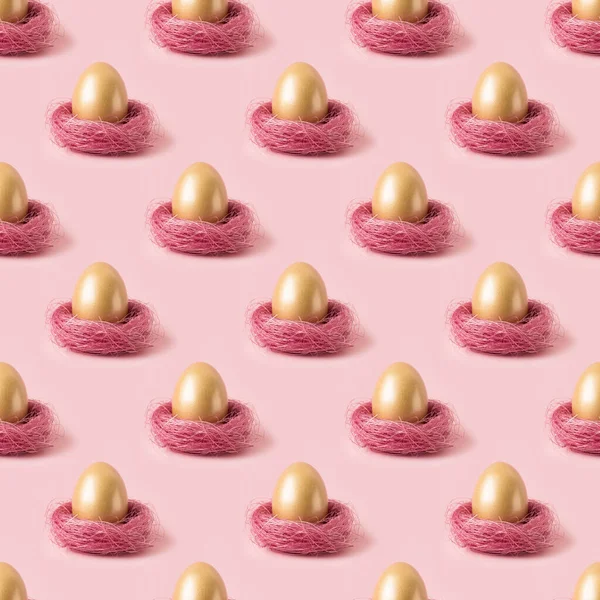 Πάσχα αδιάλειπτη μοτίβο των χρυσών αυγών στη φωλιά σε ροζ. Φωτογραφία Αρχείου