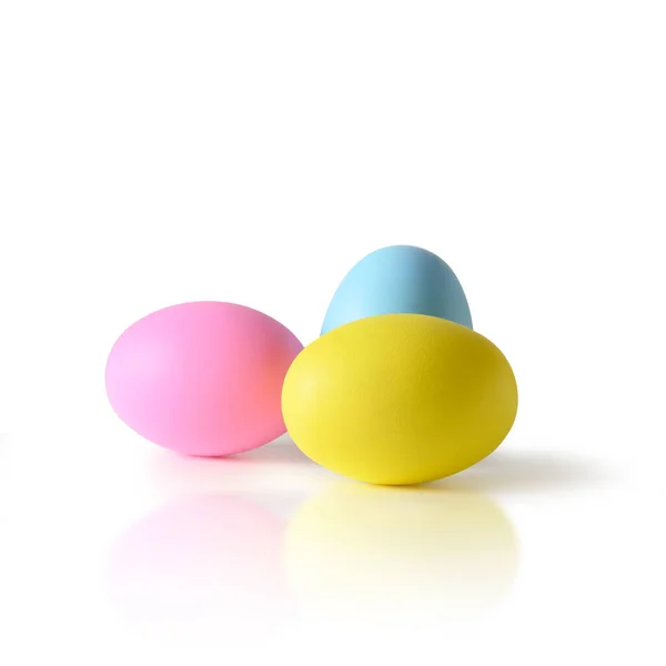 Великодня три барвисті курячі яйця ізольовані на білому тлі . — стокове фото