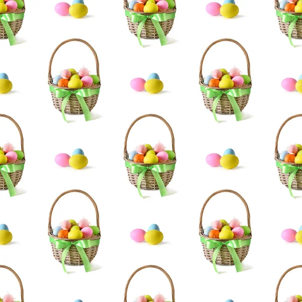 Húsvéti fonott kosár pasztell színű tojások elszigetelt fehér. — Stock Fotó