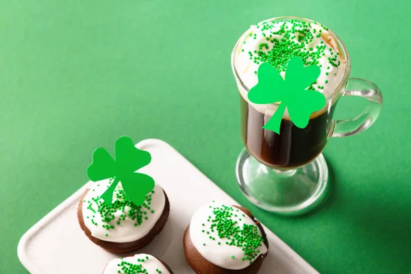 Irish coffee in green cup and special cupcakes for St Patrick s Day. — Stock Photo, Image