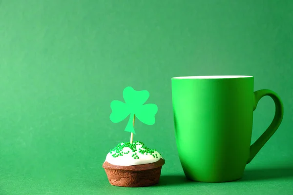 Irischer Kaffee in grüner Tasse und spezielle Cupcakes zum St. Patrick 's Day. Stockbild